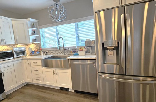 South Medford Maison | Modern Smart Home with EV charger Near Boston & Harvard, 0.7 miles to MBTA