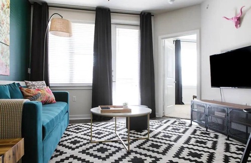 West Congress Appartement | Luxurious SoCo CozySuites w/ 2 Pools! #2312