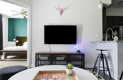 West Congress Appartement | Luxurious SoCo CozySuites w/ 2 Pools! #2312