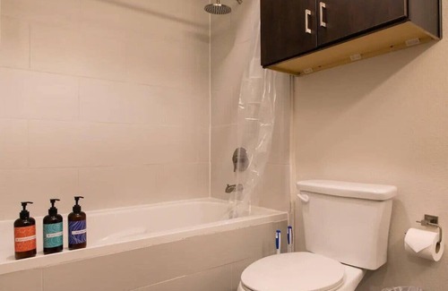 West Congress Appartement | Luxurious SoCo CozySuites w/ 2 Pools! #2312