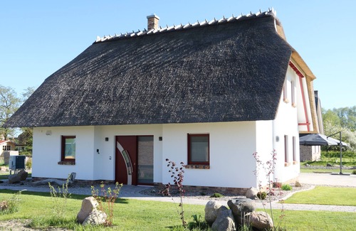 Poseritz Maison | Maison de vacances moderne et spacieuse sous chaume avec cheminée, sauna, WiFi et. eau à proximité