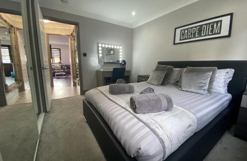 Markhouse Appartement | Modern Spacious 1 Bed Apartment with Free Parking in Trendy Inner London Suburb 15 mins walk to Victoria Line Underground then 20 mins to Oxford Street "West End of London" or 10 mins walk to Overground and 10 mins to London Liverpool St "City of London"