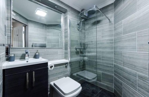 Markhouse Appartement | Modern Spacious 1 Bed Apartment with Free Parking in Trendy Inner London Suburb 15 mins walk to Victoria Line Underground then 20 mins to Oxford Street "West End of London" or 10 mins walk to Overground and 10 mins to London Liverpool St "City of London"
