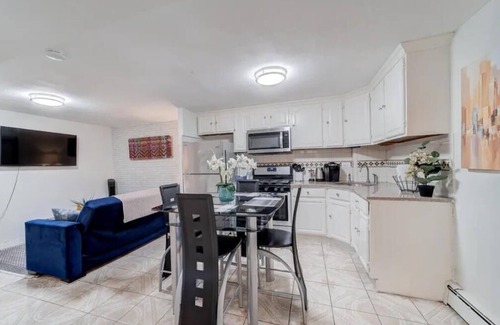 Canarsie Appartement | Modern spacious 2 BD Getaway in vibrant Canarsie Brooklyn with Parking