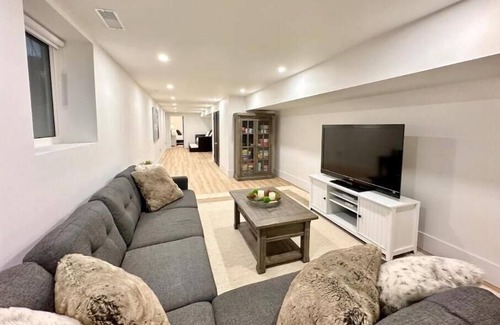 Grimsby Maison | Modern, Spacious 2 Bedroom Suite