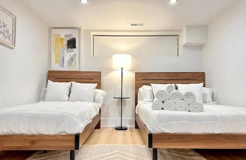 Grimsby Maison | Modern, Spacious 2 Bedroom Suite
