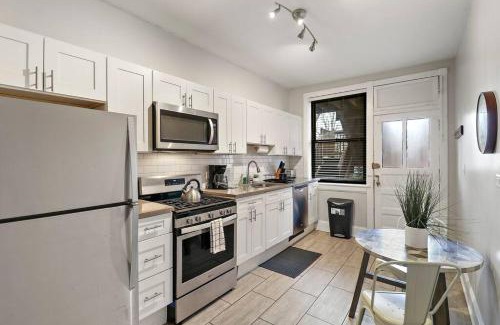 Hyde Park Appartement | Modern & Spacious 3BR Apt with In-Unit Laundry - Bstone 2