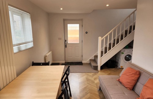 Guildford Maison | Modern, spacious 3BR home in Guildford, sleeps 8