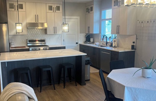 La Center Maison | Modern spacious 4-bdrm. house in beautiful La Center, with AC & pets allowed.