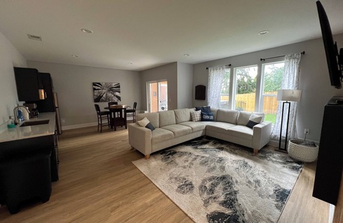 La Center Maison | Modern spacious 4-bdrm. house in beautiful La Center, with AC & pets allowed.