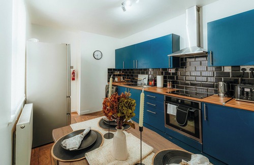 Bootle Maison | Modern Spacious 4 Bed- Sleeps 7