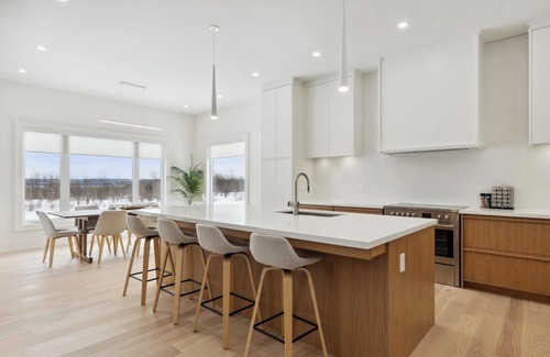 Georgian Bluffs Maison | Modern & Spacious Cobble Beach Golf Retreat