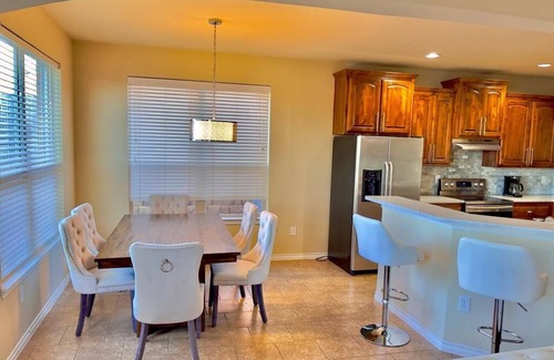 Edmond Maison | Modern, Spacious, Comfy & Cozy quiet retreat with king size beds for longer stay