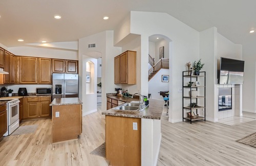 Arrowhead Shores Maison | Modern Spacious Desert Getaway w/ Hot Tub & Game Room