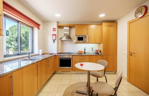 Montechoro Copropriété | Modern & Spacious Flat with Pool close to Oura