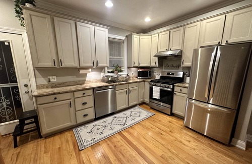 Graduate Hospital Maison | Modern spacious home - 10min walk Rittenhouse amazing views w/roof deck sleeps 6