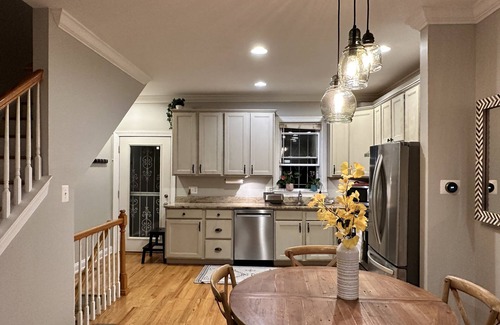 Graduate Hospital Maison | Modern spacious home - 10min walk Rittenhouse amazing views w/roof deck sleeps 6