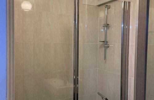 Coventry Maison | Modern Spacious House by the Canal within a 5min drive of Coventry City Centre.