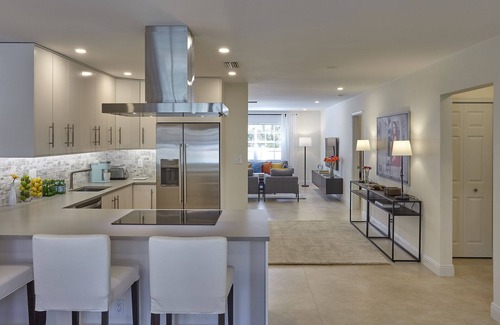 Deerfield Beach Appartement | 2BR Luxury Suite # 1 sur Ocean Drive, à quelques pas de la plage
