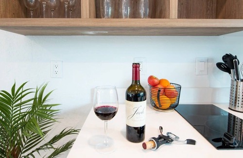 Poinciana Park Hôtel | Modern Stay Near Airport, Cruise & Downtown