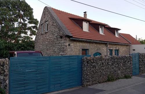 Balatonfured Maison | Modern stone house in Balatonfüred with jacuzzi