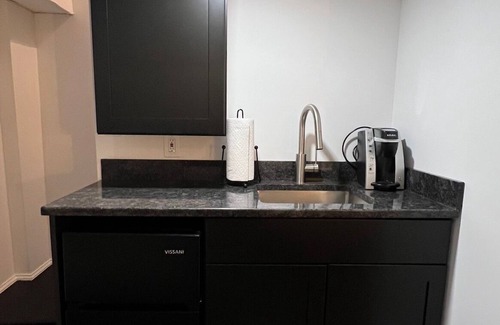 Weehawken Maison | Modern Studio, steps from breathtaking views of NYC Skyline, mins from midtown.