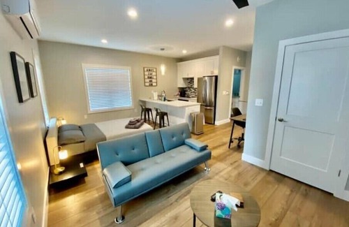 Central West End Appartement | Modern Studio Apartment in Heart of CWE