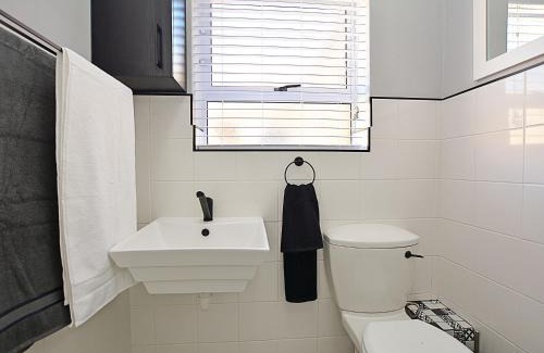 Flamingo Vlei Appartement | Modern Studio Apartment in Blouberg