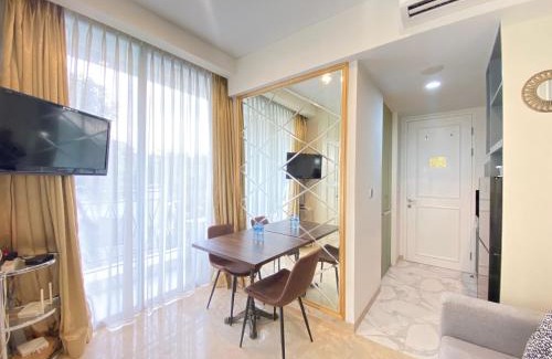 Hegarmanah Appartement | Modern Studio Room with Jacuzzi at Art Deco Apartment By Travelio