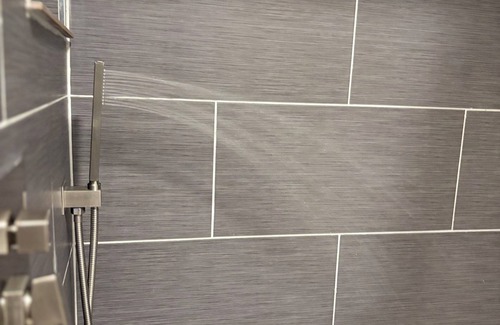 Cumbola Appartement | Modern Studio SmartTV, Coffee Bar & Rainfall Shower
