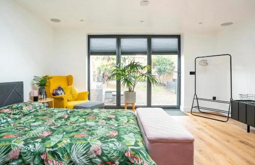 Loughton Maison | Modern Studio with parking in shared garden