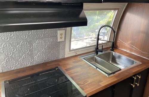 Changewater Location De VR | Modern Styled Vintage Airstream Nestled by a Stream on a Picturesque Tree Farm