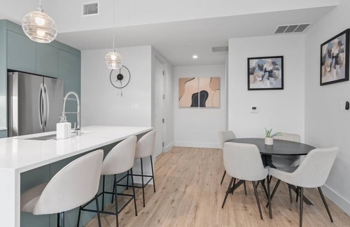 West Congress Appartement | Modern & Stylish 1BR Apartment near SoCo—Sleeps 3