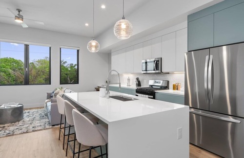 West Congress Appartement | Modern & Stylish 1BR Apartment near SoCo—Sleeps 3