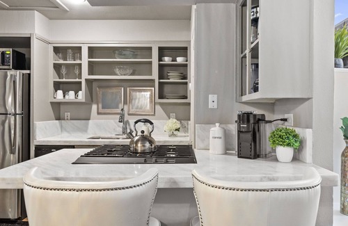 Old East Dallas Copropriété | Modern & Stylish 2BR/1BA loft in Dallas’ Historic Deep Ellum/Junius Heights District. Features king & queen beds, private balcony, and access to an offsite award-winning courtyard retreat.