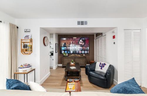 Gainesville Appartement | Modern & Stylish Condo Near UF, Shands & VA