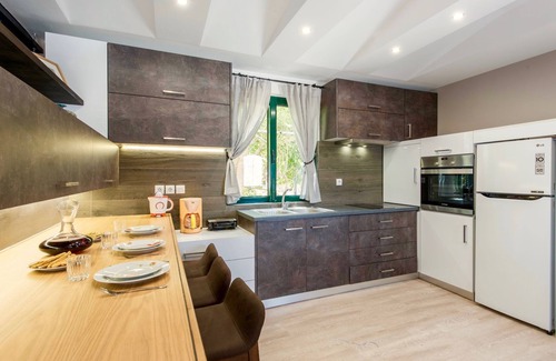 Gerani Villa | Villa moderne et élégante avec 3 chambres, piscine privée et climatisation