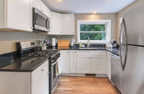 Port Crane Appartement | Modern Suite | Near BU, Hospitals & Downtown | NY