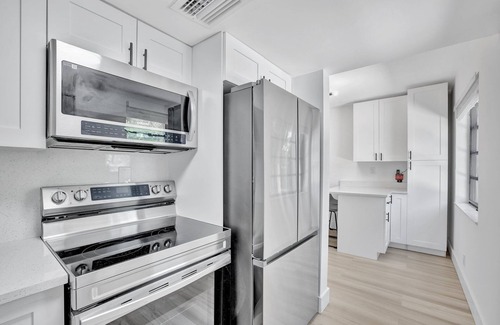 Tarpon River Maison | Modern Sunny Retreat, Close to Downtown