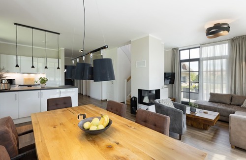 Hohenkirchen Maison | Modern thatched roof house "Haus Meeresuchten" with fireplace and sauna near the beach