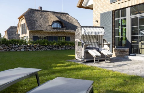 Hohenkirchen Maison | Modern thatched roof house "Haus Seerose" with fireplace and sauna near the beach