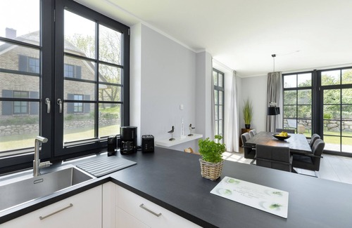 Hohenkirchen Maison | Modern thatched roof house "Haus Strandperle" with fireplace and sauna near the beach