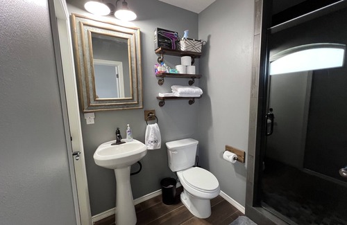 Edinburg Appartement | Modern themed guest suite-10 minutes from UTRGV!