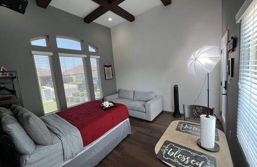 Edinburg Appartement | Modern themed guest suite-10 minutes from UTRGV!