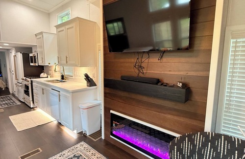 Ariel Cabine | Modern Tiny Home King Bed + 2 Queens in Loft Brand New & Stylish Retreat WiFi