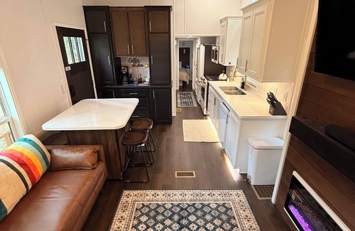 Ariel Cabine | Modern Tiny Home King Bed + 2 Queens in Loft Brand New & Stylish Retreat WiFi