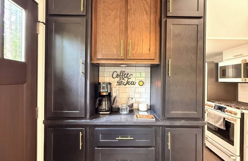 Ariel Cabine | Modern Tiny Home King Bed + 2 Queens in Loft Brand New & Stylish Retreat WiFi