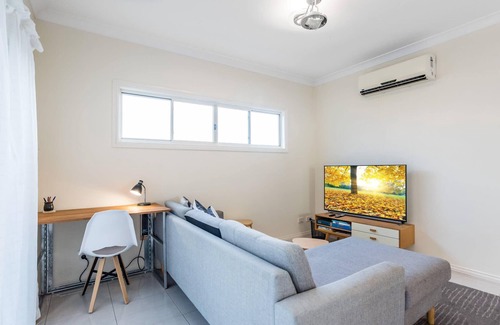 Ashgrove Appartement | Modern Top Floor 2BR With Private Deck