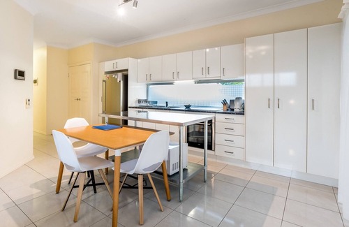 Ashgrove Appartement | Modern Top Floor 2BR With Private Deck