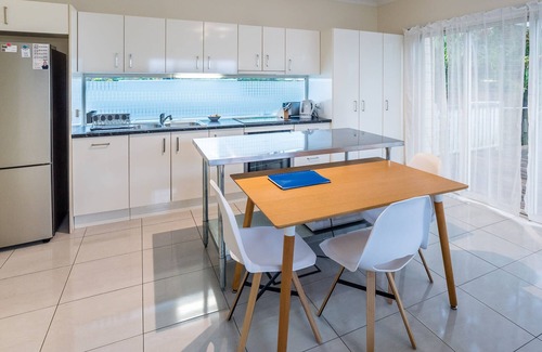 Ashgrove Appartement | Modern Top Floor 2BR With Private Deck